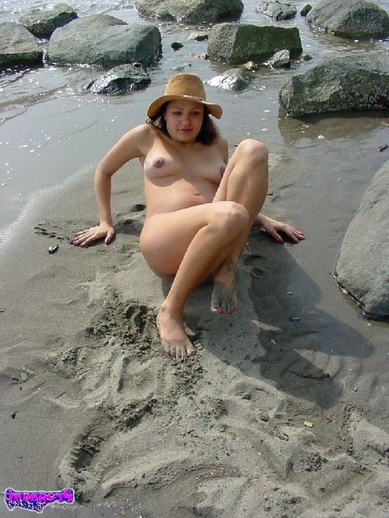16P Pregnant babe showing her nude preggo body outdoor