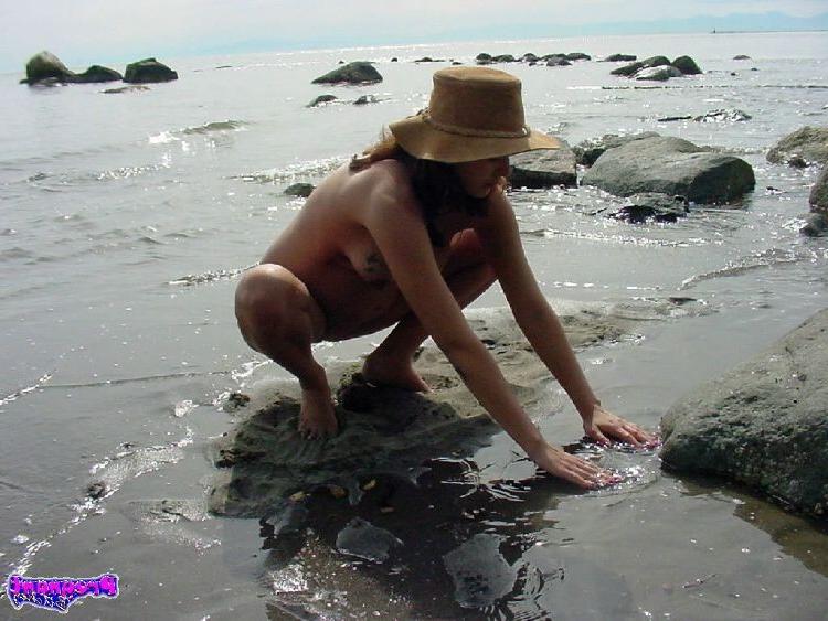 16P Pregnant babe showing her nude preggo body outdoor