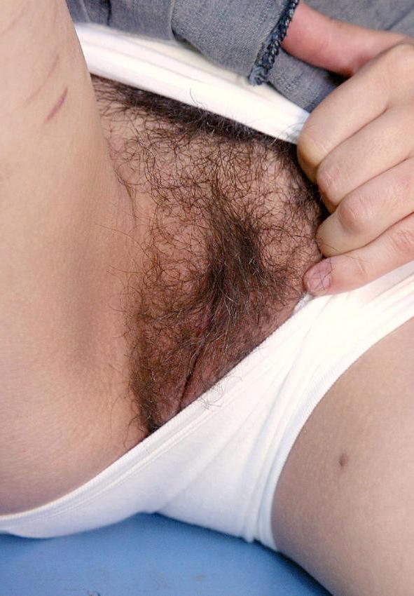 20P Asian girl shows hairy pit on swing