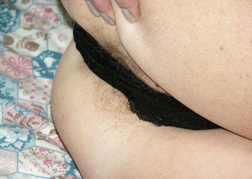 20P Blond mature spreading pussy in bed