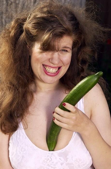 16P Busty mature mom plays with a cucumber