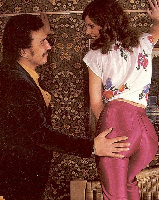 16P Two seventies ladies banging the handyman