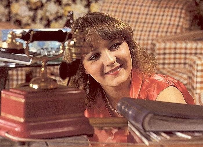 16P Two seventies ladies banging the handyman