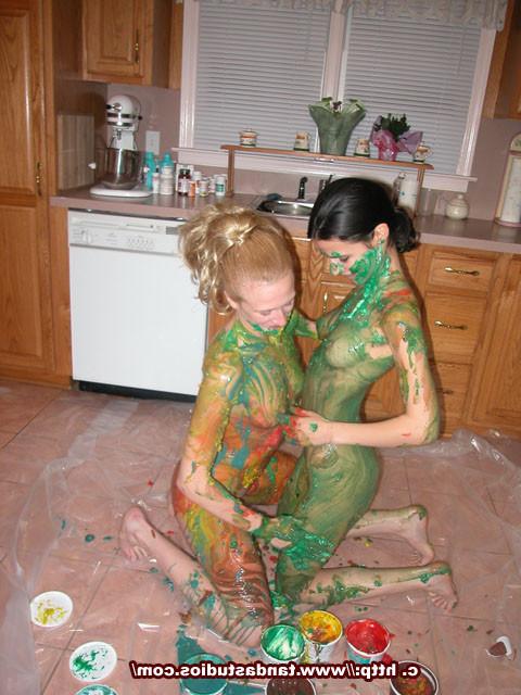 15P Messy lesbo babes