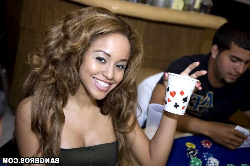 18P Poker... 3 hot babes masturbating as a sideshow. Which would you be watching? Ch