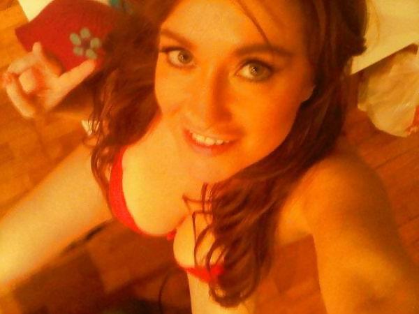 21P Hilal Cebeci Twitpics (Turkish Celebrity)