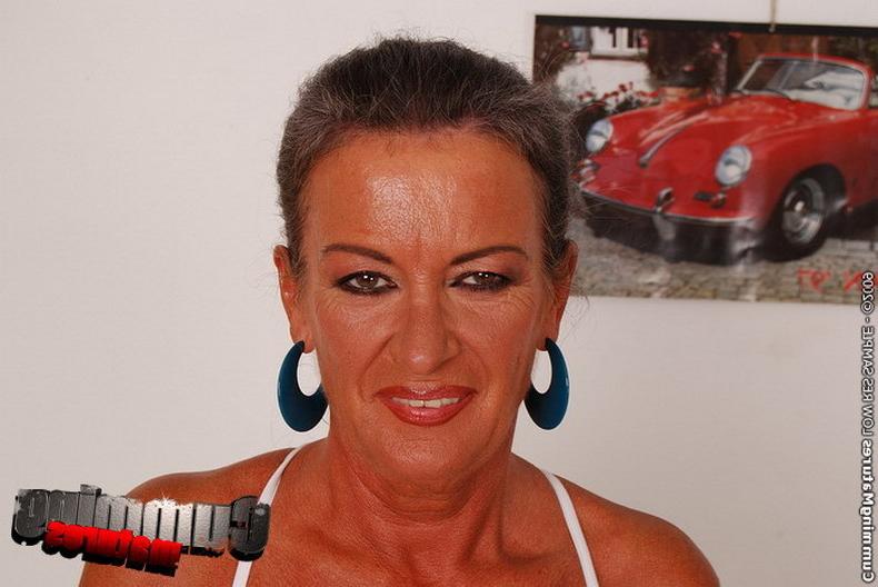 10P Maure woman loves pussy and anal fingering 