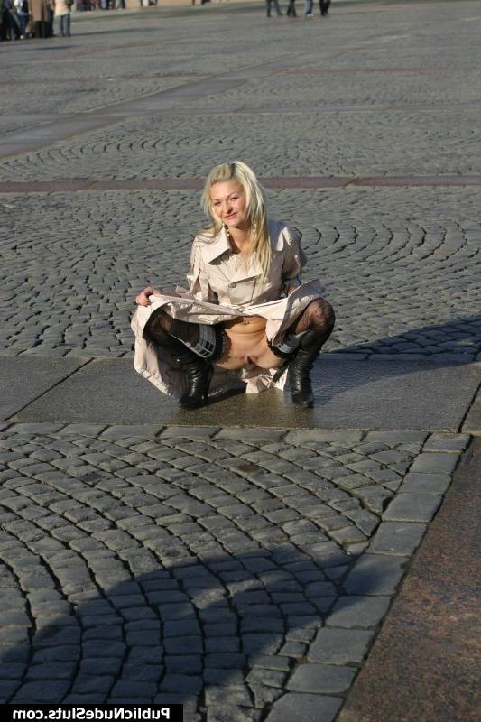 15P Cheeky blonde demonstrates her naked intimate spots on the seafront