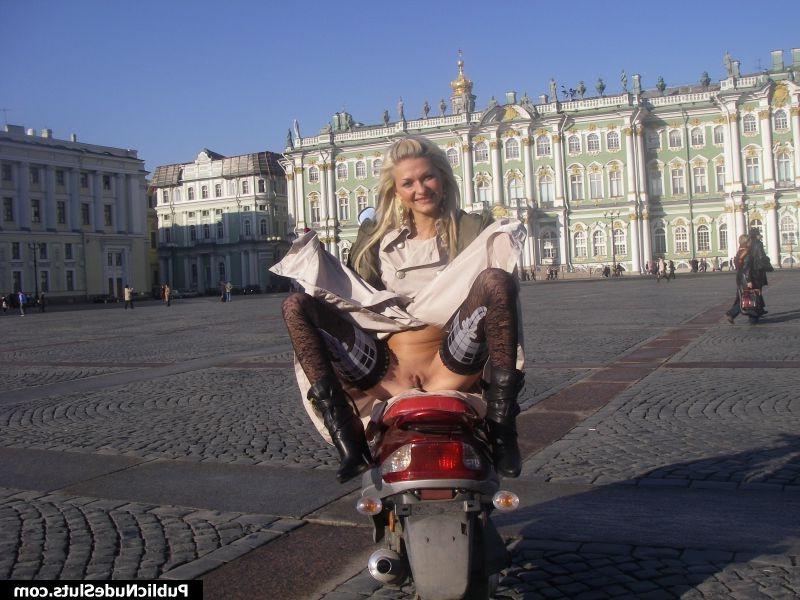 15P Cheeky blonde demonstrates her naked intimate spots on the seafront