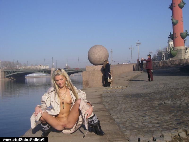 15P Cheeky blonde demonstrates her naked intimate spots on the seafront