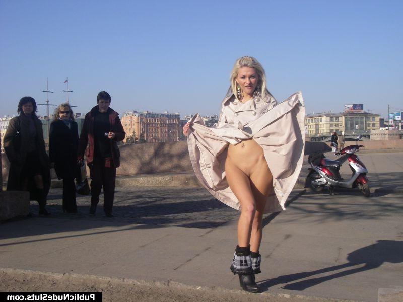 15P Cheeky blonde demonstrates her naked intimate spots on the seafront