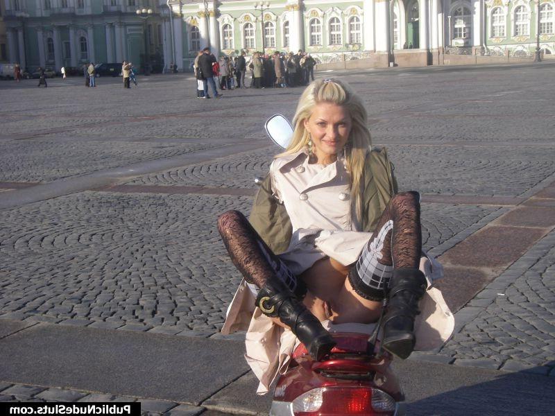 15P Cheeky blonde demonstrates her naked intimate spots on the seafront