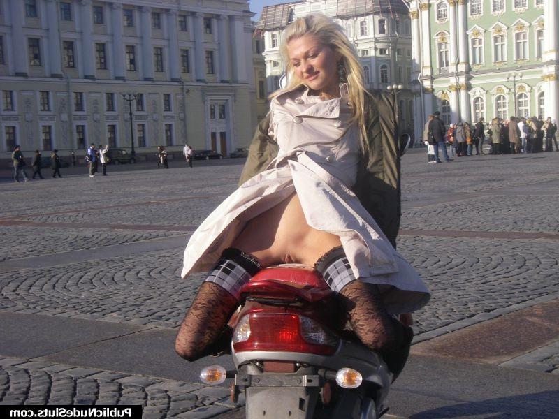 15P Cheeky blonde demonstrates her naked intimate spots on the seafront