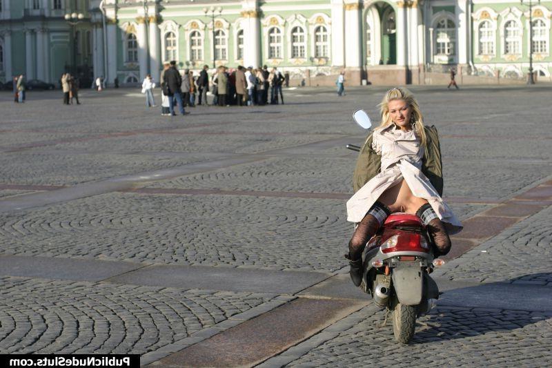 15P Cheeky blonde demonstrates her naked intimate spots on the seafront