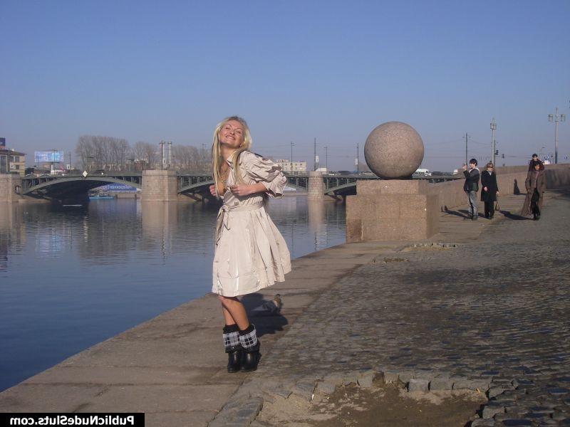 15P Cheeky blonde demonstrates her naked intimate spots on the seafront