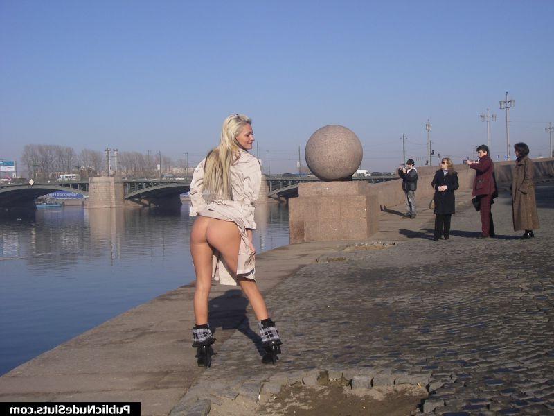 15P Cheeky blonde demonstrates her naked intimate spots on the seafront