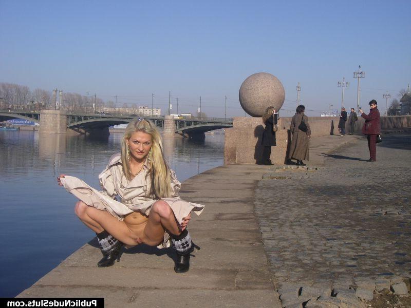 15P Cheeky blonde demonstrates her naked intimate spots on the seafront
