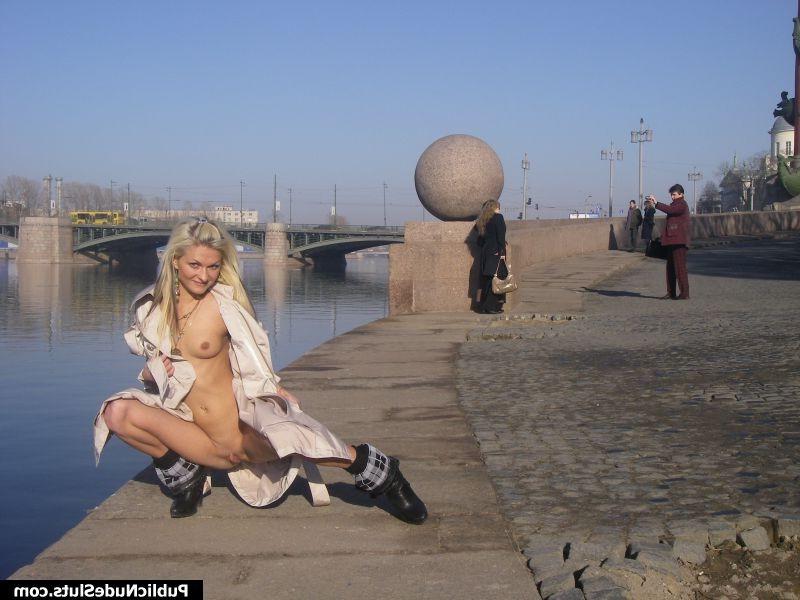 15P Cheeky blonde demonstrates her naked intimate spots on the seafront