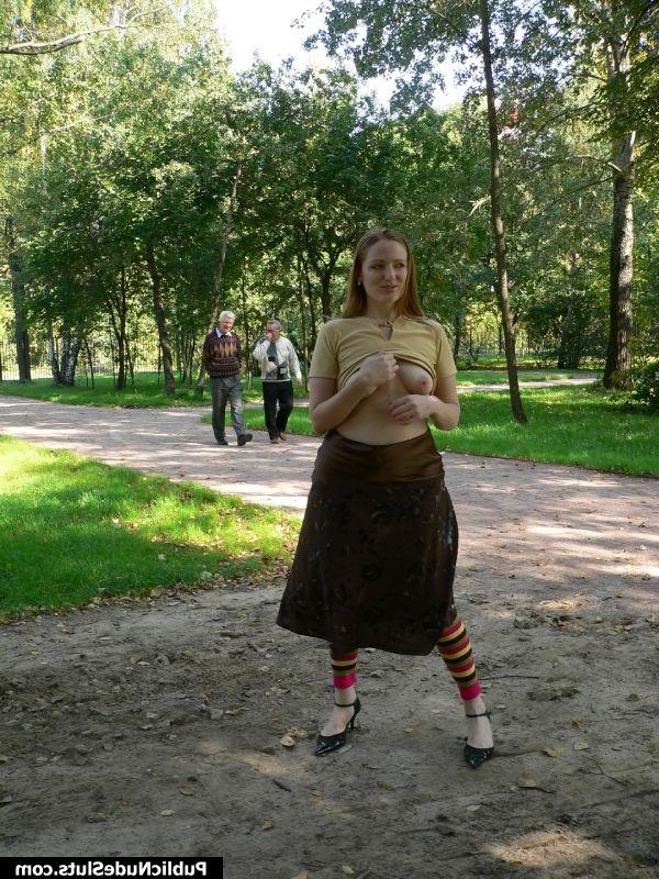 15P Hottie shows all of her intimate places one after another in the park