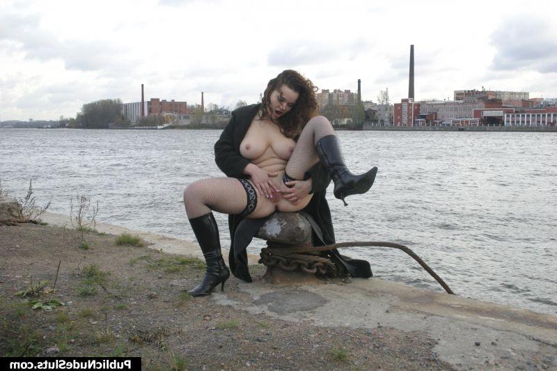 15P Fired up flasher showing off and playing with herself on the seafront