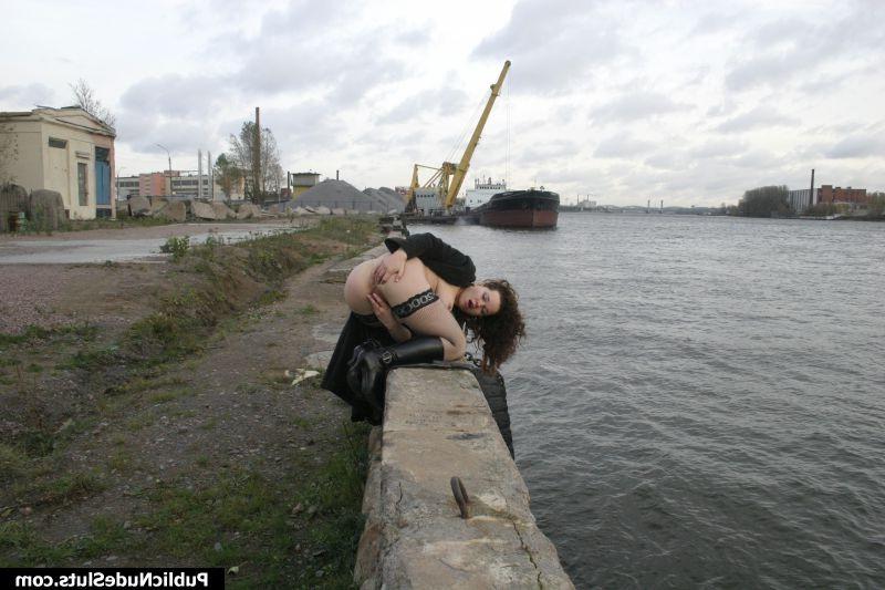 15P Fired up flasher showing off and playing with herself on the seafront