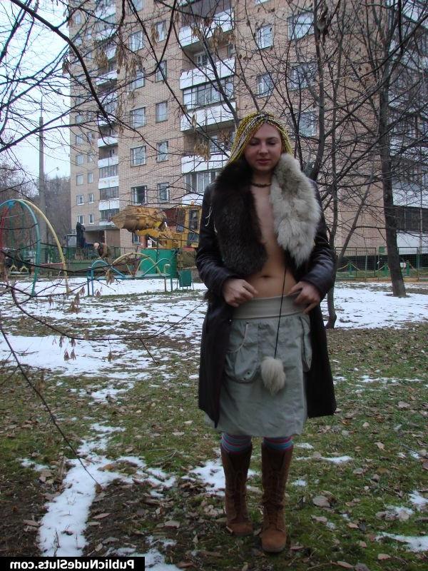 15P Insolent girl dares to show her nude tits and puss in the cold street