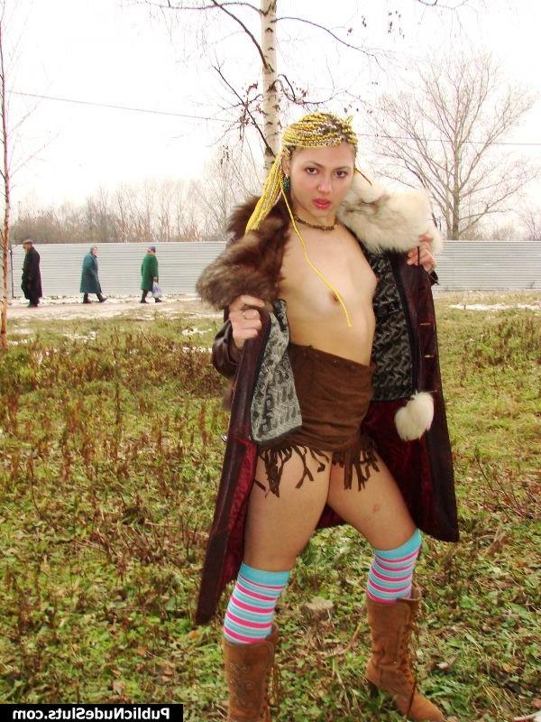 15P Insolent girl dares to show her nude tits and puss in the cold street