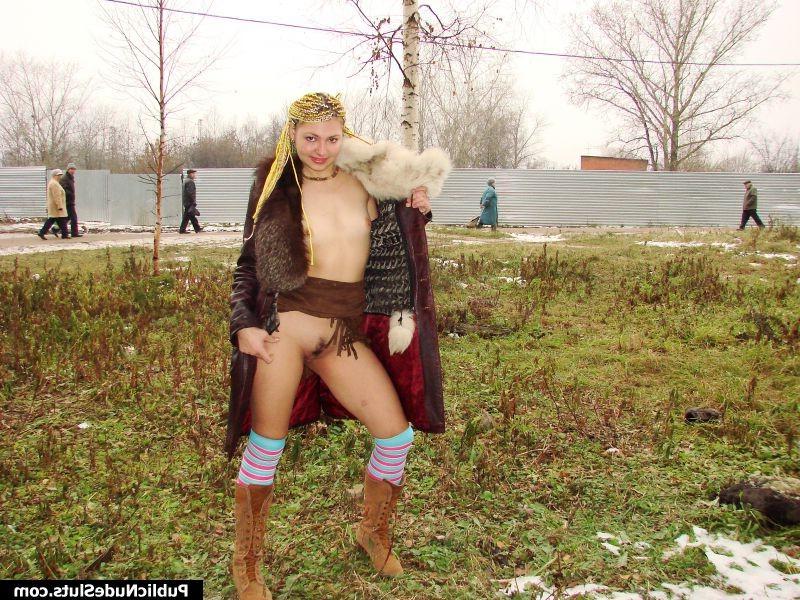 15P Insolent girl dares to show her nude tits and puss in the cold street