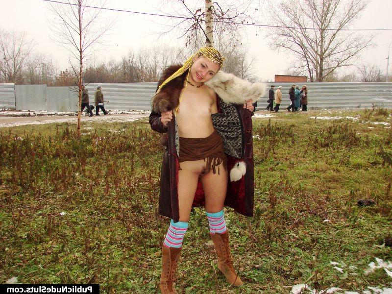 15P Insolent girl dares to show her nude tits and puss in the cold street