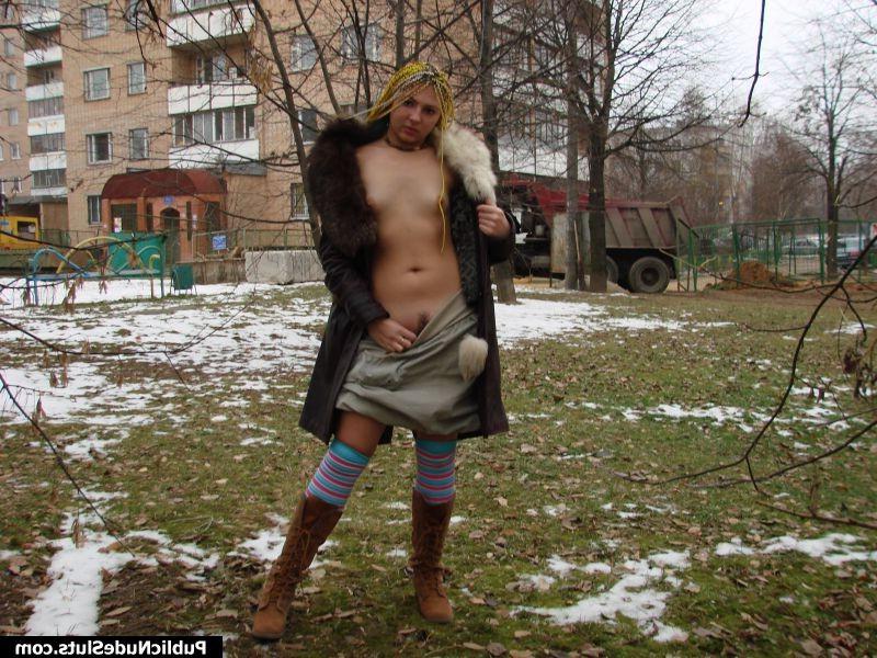 15P Insolent girl dares to show her nude tits and puss in the cold street