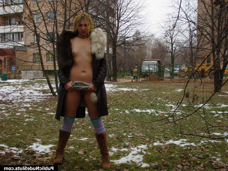 15P Insolent girl dares to show her nude tits and puss in the cold street