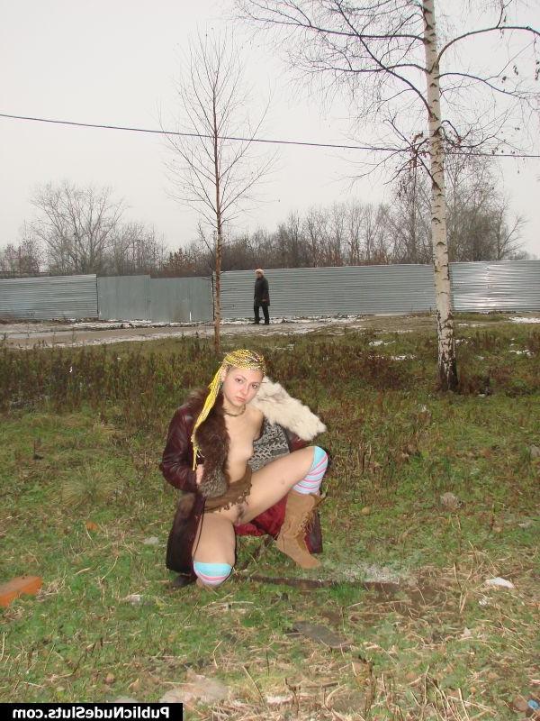 15P Insolent girl dares to show her nude tits and puss in the cold street