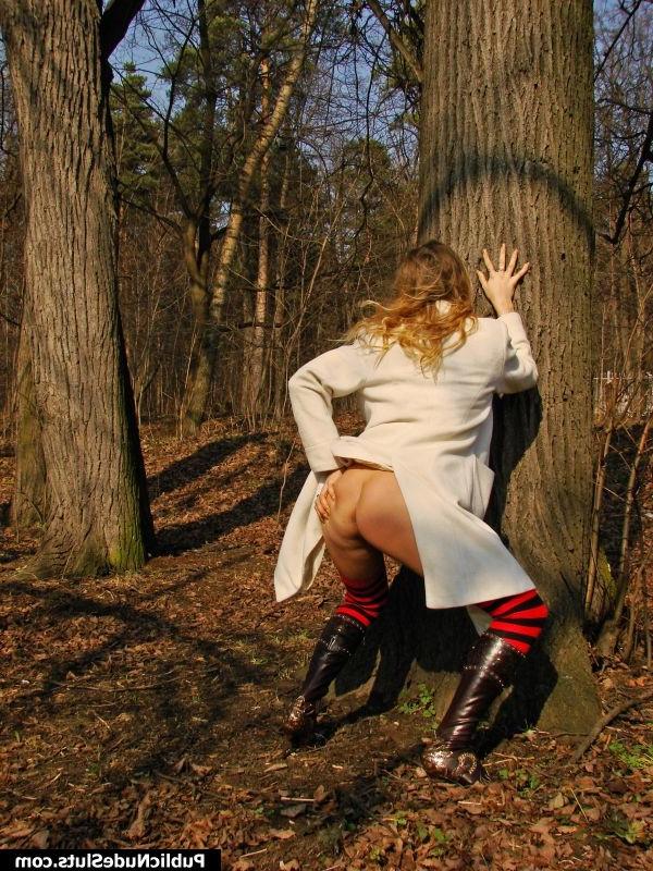 14P Oversexed chick plays with her tits and tickles her pussy in the park