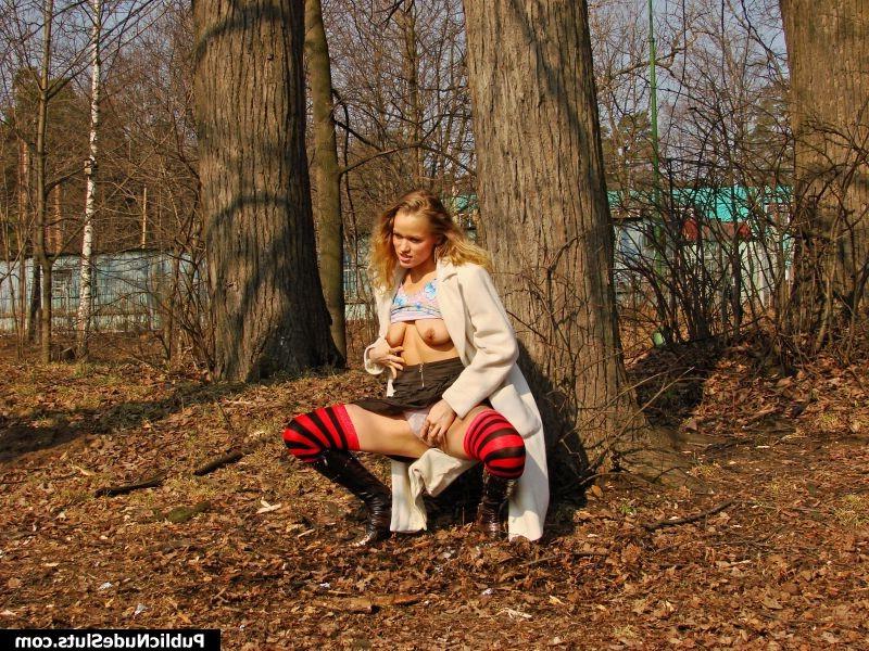 14P Oversexed chick plays with her tits and tickles her pussy in the park