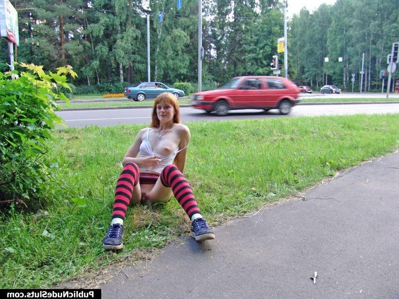 14P Adventurous cutie reveals all of her enticing intimate spots roadside