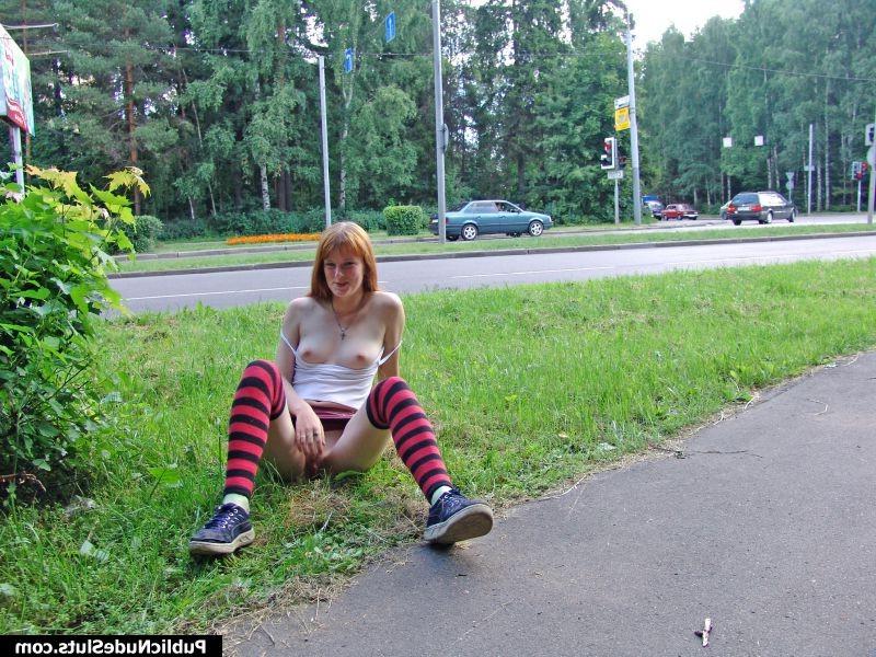14P Adventurous cutie reveals all of her enticing intimate spots roadside