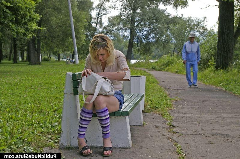 15P Impudent slut rubbing her cunt with vibrator on the bench in the park