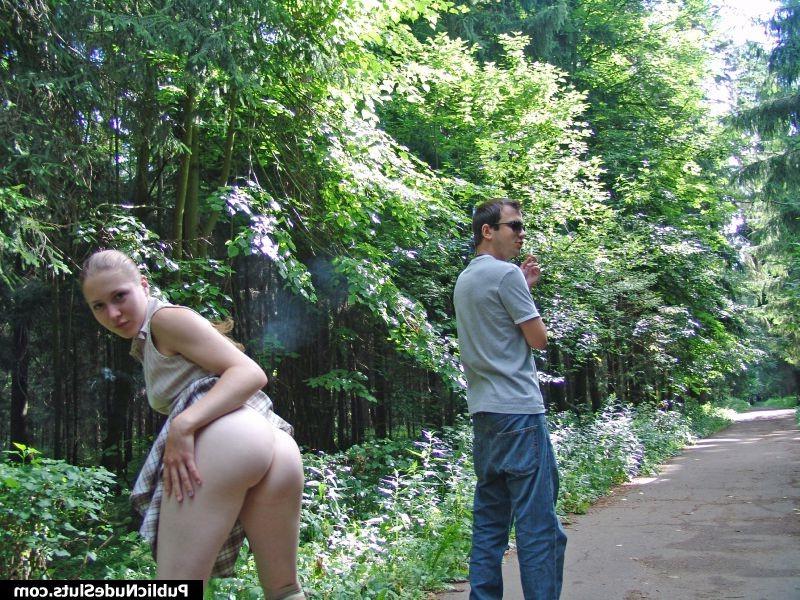 14P Overbold hoochie reveals her most intimate places in the busy alley