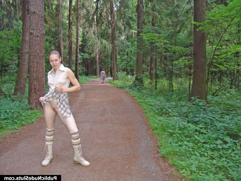 14P Overbold hoochie reveals her most intimate places in the busy alley