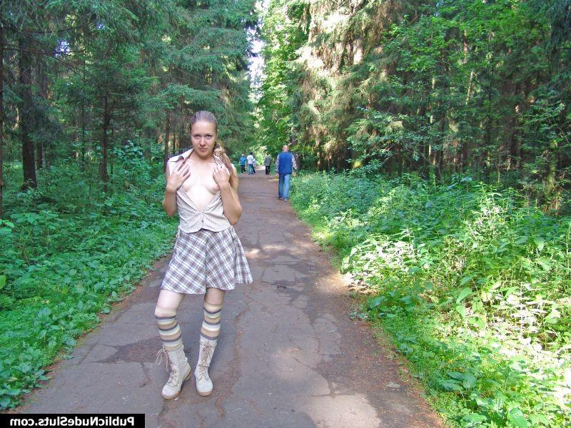 14P Overbold hoochie reveals her most intimate places in the busy alley