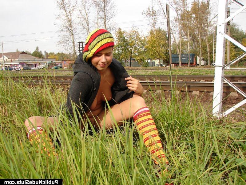 15P Shameless sizzler demonstrates her sweet pussy and titties railside