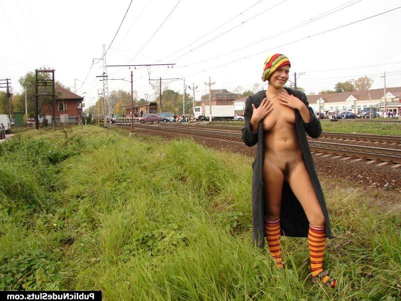 15P Shameless sizzler demonstrates her sweet pussy and titties railside