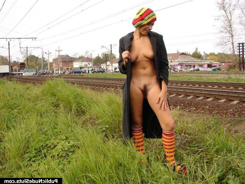 15P Shameless sizzler demonstrates her sweet pussy and titties railside