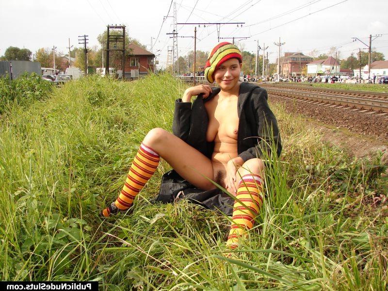 15P Shameless sizzler demonstrates her sweet pussy and titties railside