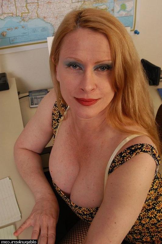 12P Horny Old Secretary Jilling Off in Office
