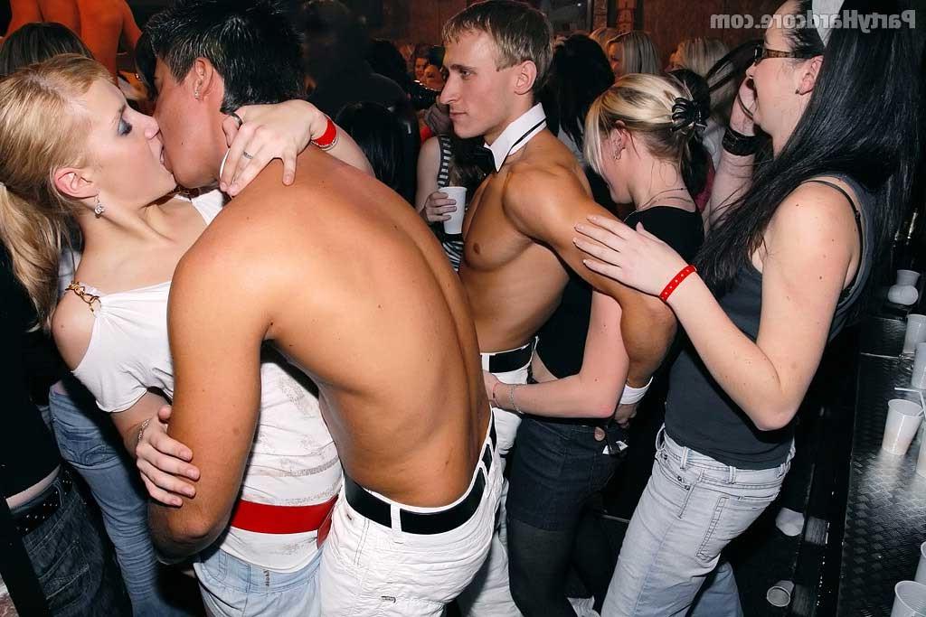 16P Amateurs sucking and fucking in groupsex
