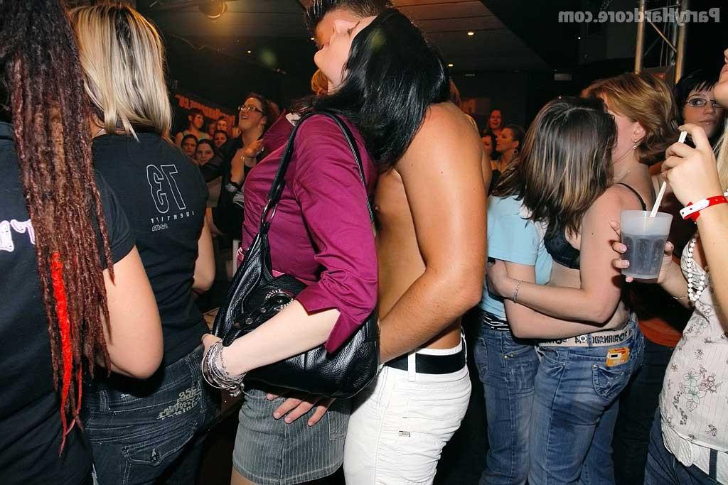 16P Amateurs sucking and fucking in groupsex