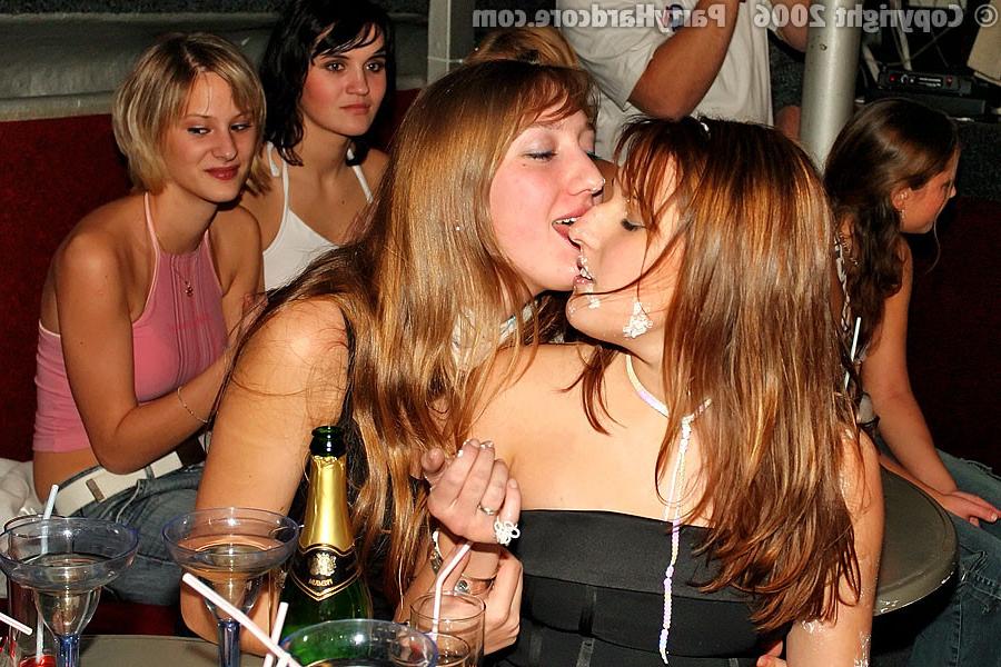 16P :: PARTY HARDCORE :: Muscular strippers banging horny girls on wild groupsex par
