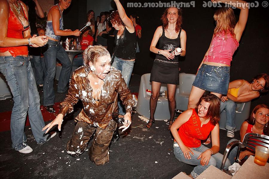16P :: PARTY HARDCORE :: Muscular strippers banging horny girls on groupsex party
