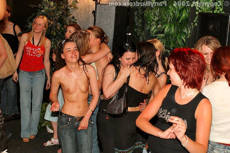 16P :: PARTY HARDCORE :: Muscular strippers banging horny girls on groupsex party